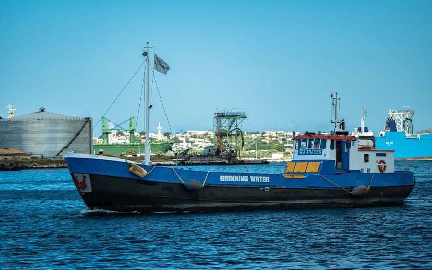 Fresh water supply service for marine vessels